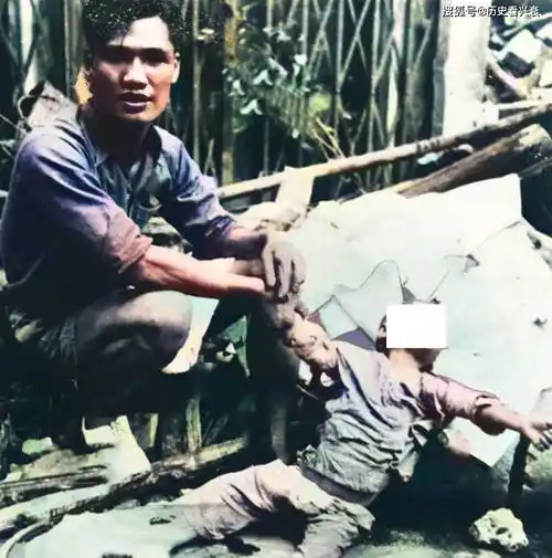 原创老照片抗战时期被日军杀害的中国人跪在地上被枪毙的汉奸