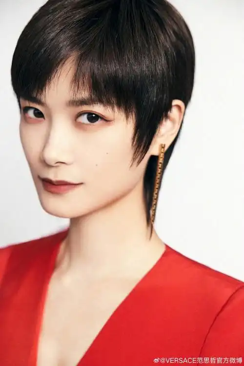 v星闻#versace全球品牌代言人@李宇春身着#atelier versace#高级定制