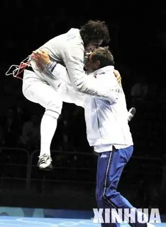 组图:雅典奥运特色画刊--十大最具激情的拥抱