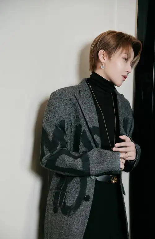 刘雨昕  in  dior  fall 2024 rtw