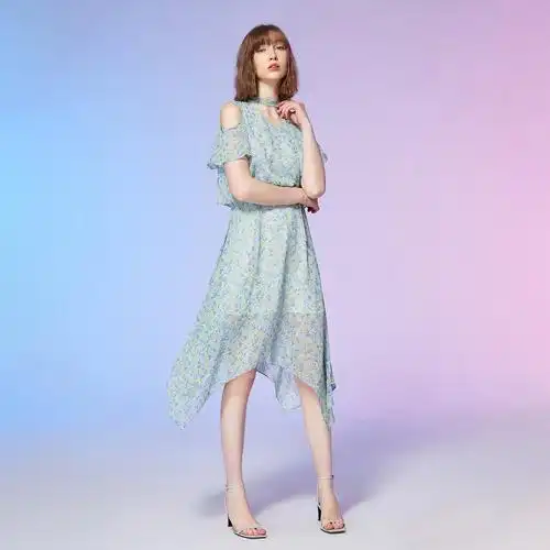 爱居夏季新款女装裙子浅蓝碎花系带露肩设计连衣裙