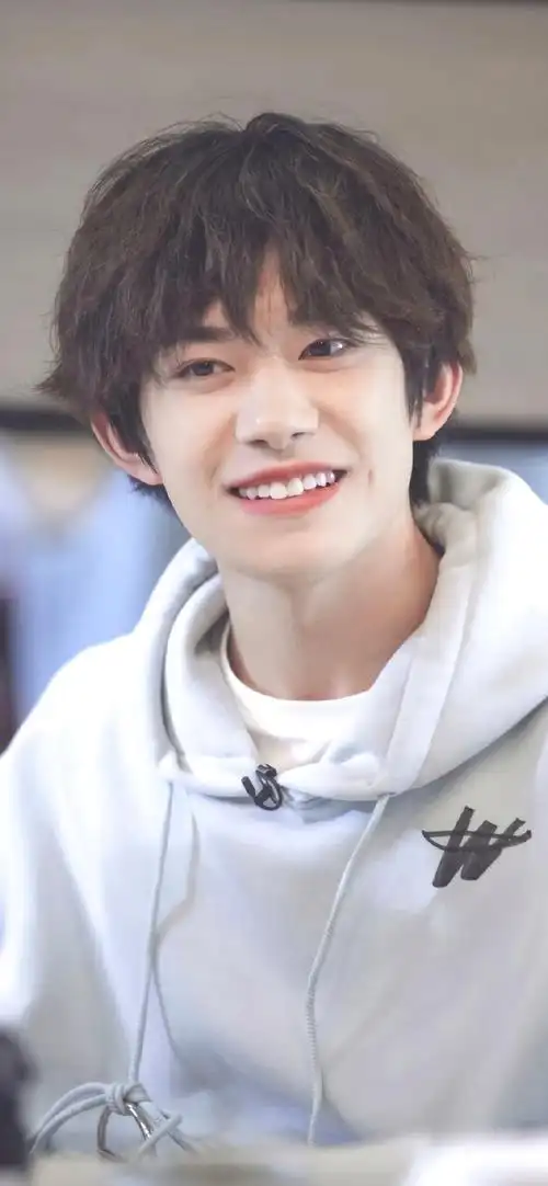 日常迷恋 易烊千玺 cr:@芽芽乐耶 易烊千玺壁纸