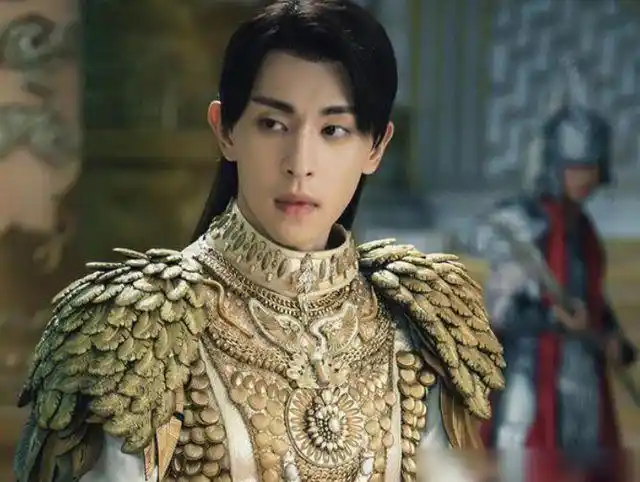 邓伦又一部新剧待播角色剧照满脸伤痕和以往形象差别太大