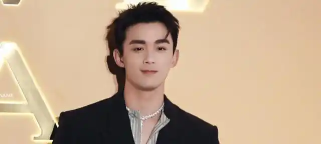 吴磊被助理拉低领口吴磊口型你故意的