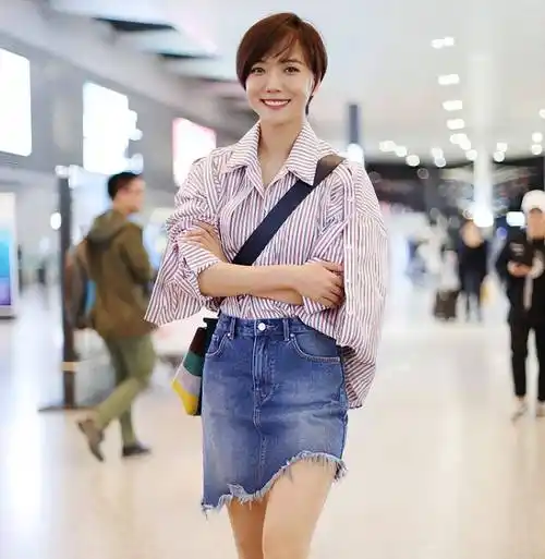 "大水桶"牛仔短裤搭配病号服,王珞丹最传神迷人笑容!_时尚_女孩_衣服