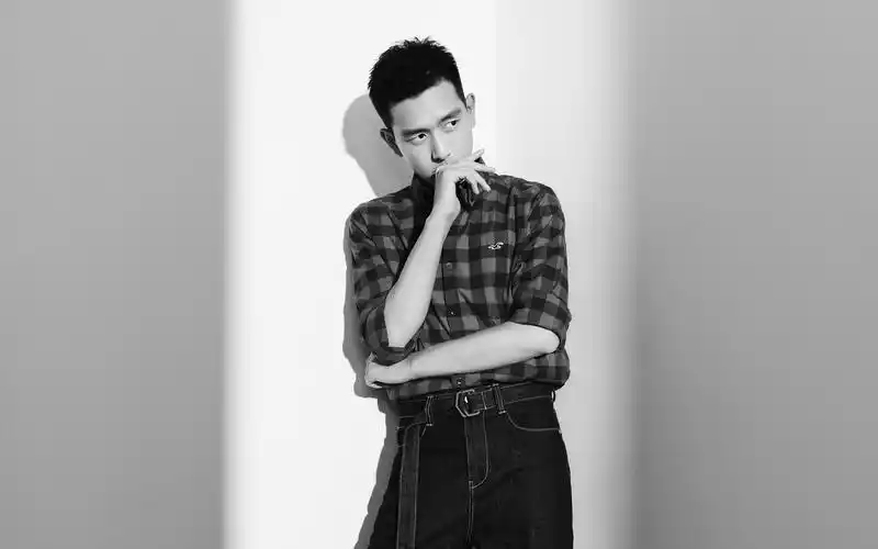 李现黑白帅气图片高清电脑壁纸