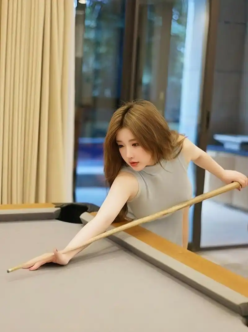 灰色长裙小姐姐,你会打桌球吗?  #美女# #性感好身材# #vlog记录生活