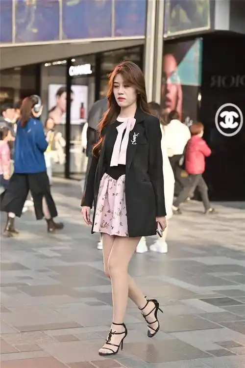 春季里穿着细跟凉鞋,五月份的北方,天气也不是很冷,适合穿凉鞋