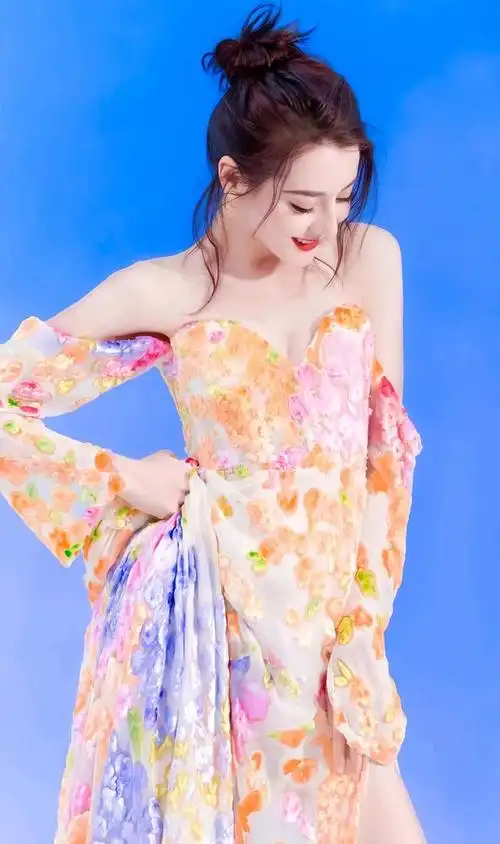 热巴,全名迪丽热巴·迪力木拉提,是中国内地的一位演员和歌手.