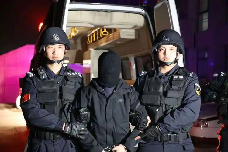 警方押解嫌疑人