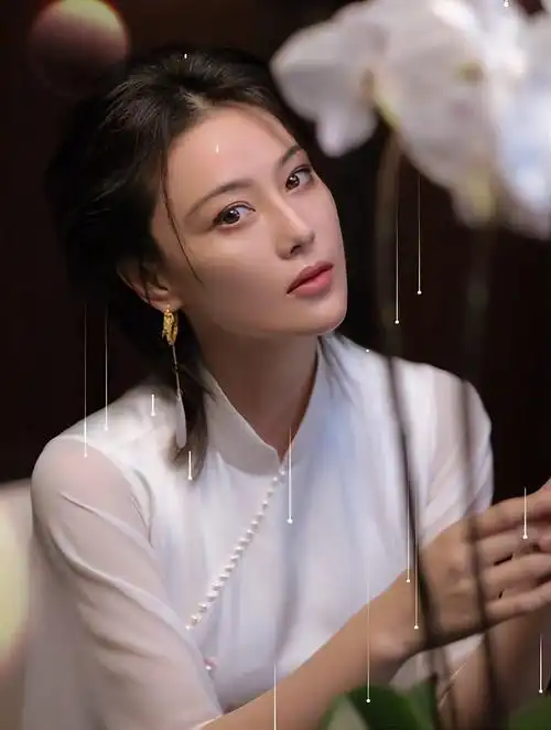 张馨予白色旗袍穿搭,端庄素雅风姿绰约美丽大方-度小视