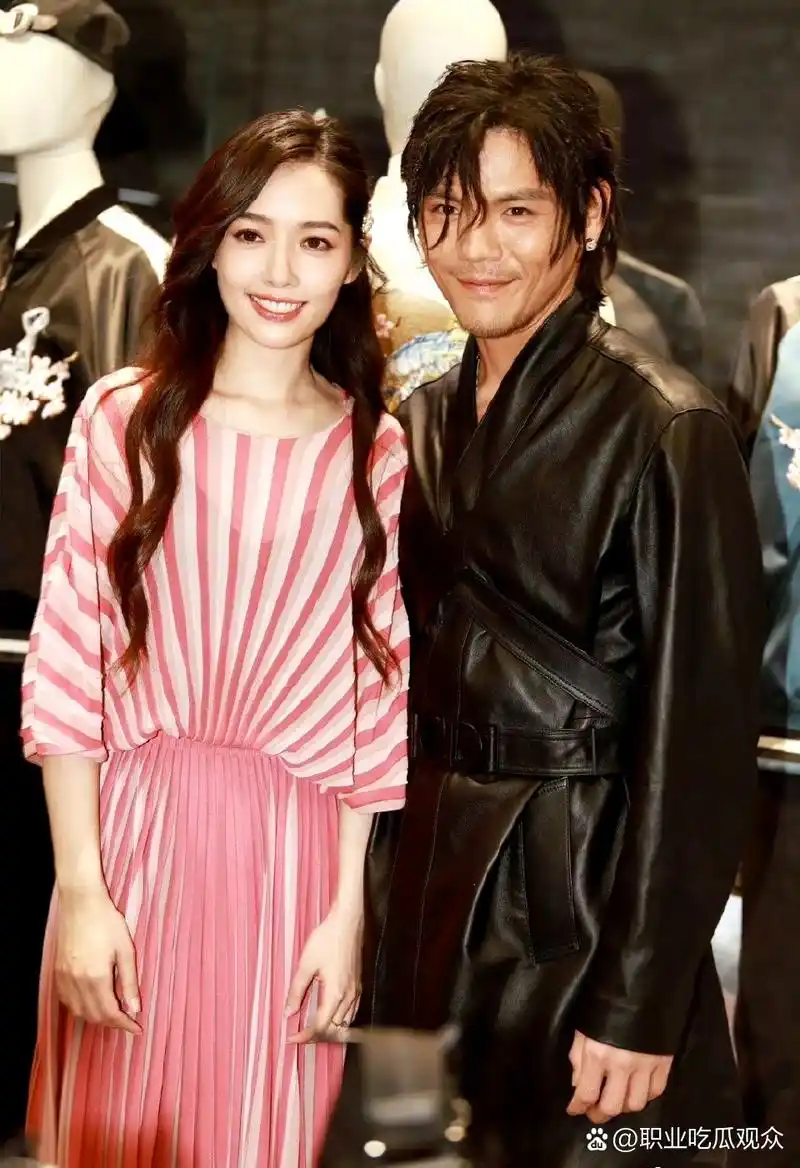 网友在杭州古镇偶遇向佐和郭碧婷牵手逛街,2人穿着朴素低调,带着2个