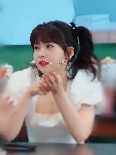 赖美云做客汪涵直播间卖电视,离开火箭少女101小七依然精彩