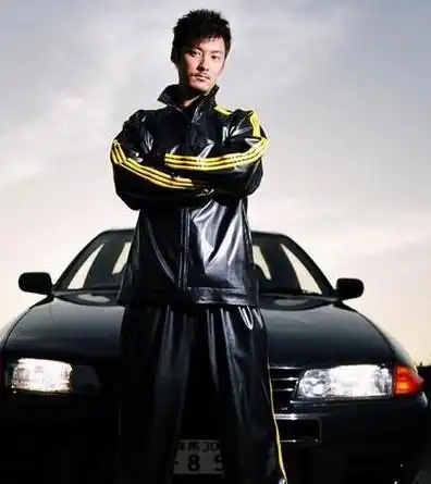 头文字d里余文乐穿的赛车服是什么牌子什么型号的?