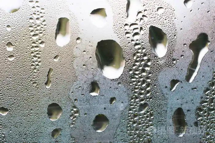 在窗户的冰冷玻璃的水蒸气冬季背景