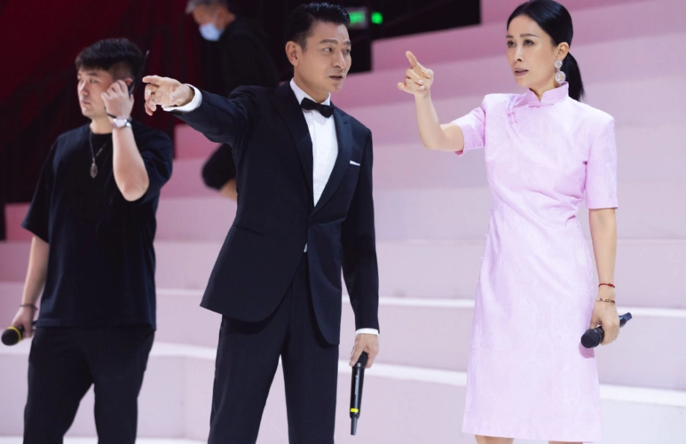 那英24年后再同台刘德华,穿粉色旗袍身材窈窕,俩人亲密牵手对视