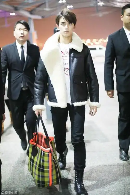 吴磊18岁成人礼后现身越来越有男人味 手提彩色格子包帅哭迷妹