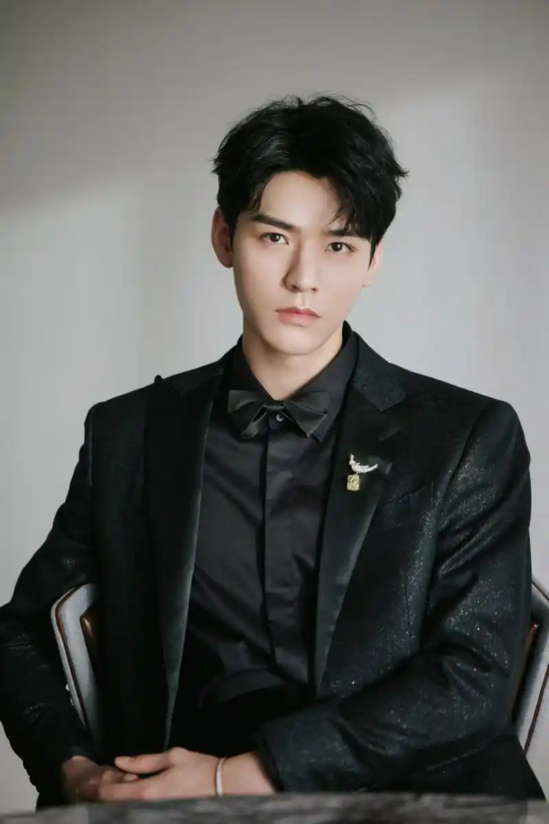 龚俊黑西装精致大片