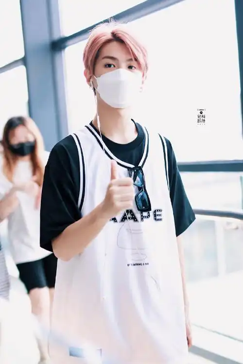 黄明昊粉发运动风造型