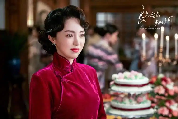 董璇都演"后妈"了?风情感瞬间拉满,完美诠释出旗袍的魅力插图