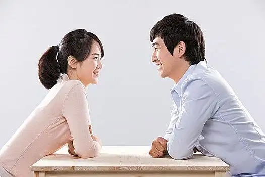 男女面对面图片