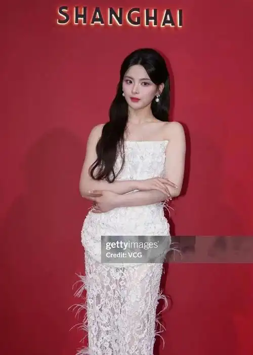 被一丝不露的斓曦惊艳不整容不打针气质甩当红女星几条街