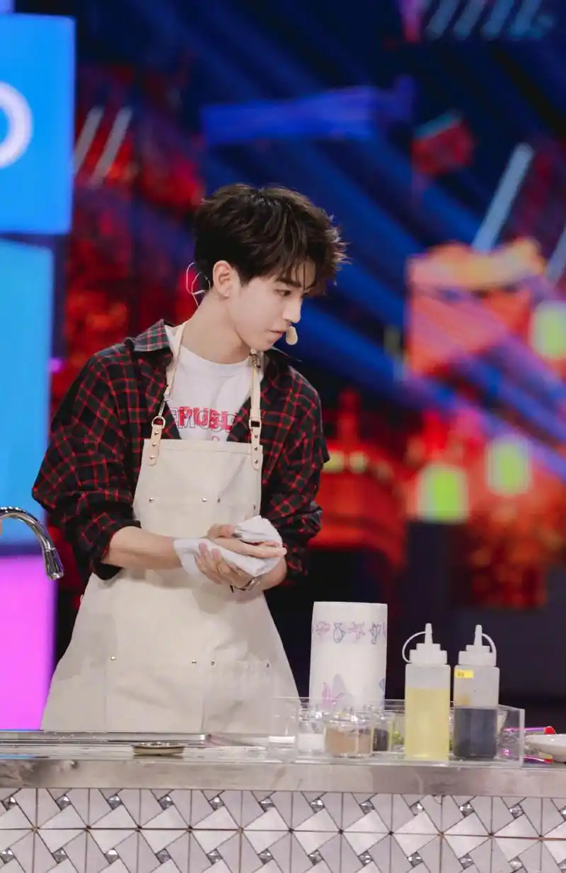 王俊凯《快乐大本营》帅气图片