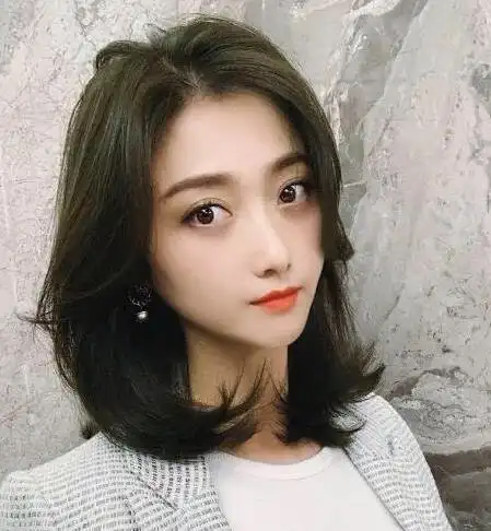 直发发型女中长发2022最洋气直发发型推荐