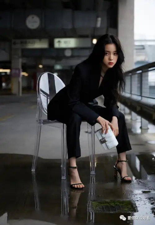 欧阳娜娜改走轻熟风?穿黑西装真空上阵,好身材挡不住_影视聚合站