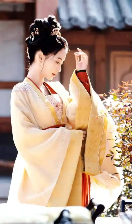 相比开机时面部僵硬的angelababy,这次的剧照状态更加甜美了,面部也没