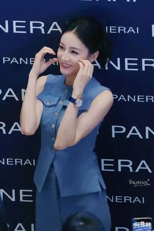 67迪丽热巴化身时尚女王!蓝色套装造型精致干练,美照引发热议!