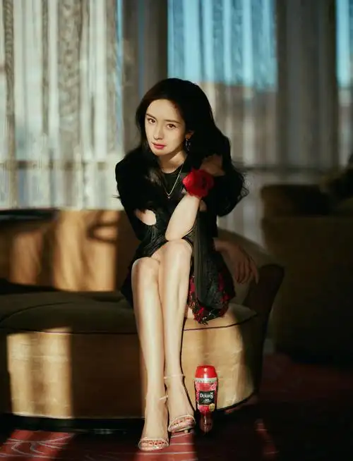 女明星们的脚谁的最好看 迪丽热巴走秀大脚趾被吐槽