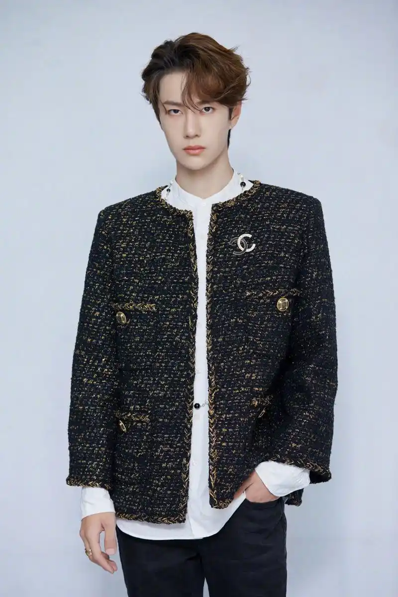uniq-王一博 身着chanel 2019秋冬 "巴黎-纽约"高级手工坊系列夹克