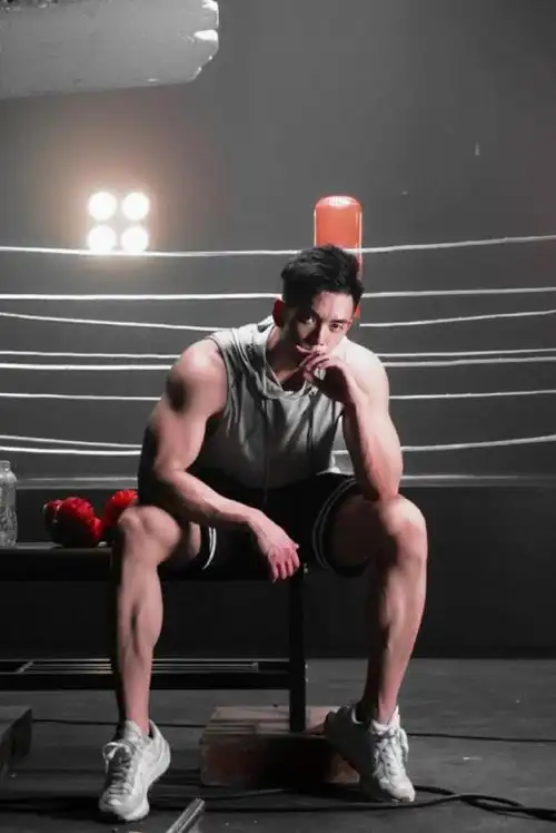 知名健身达人,高级贴身私教,颜值赛过明星,八块腹肌身材好到爆!_睡眠