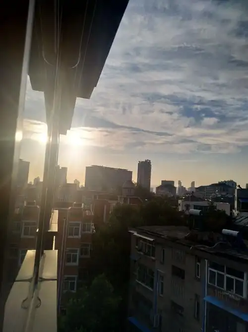 清晨,伴着阳光从玻璃窗上的跌落声,新的一天开始了.