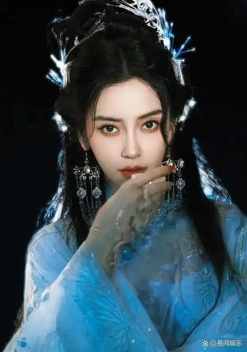 杨颖中秋夜晒"嫦娥装",美艳绝伦像仙女,上万粉丝喊:老婆