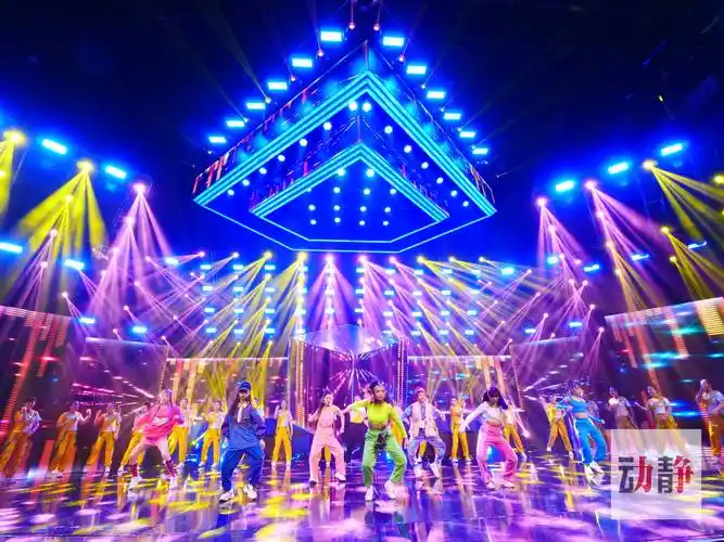 【网络中国节·春节】街舞碰撞广场舞?绝不是尬舞!忍不住扭了起来