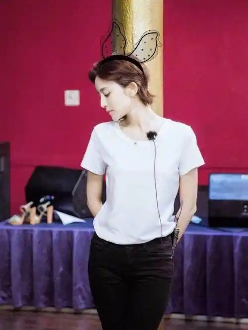 欧阳娜娜的自拍照好看,古力娜扎的自拍大家都说美!_照片_发型_新造型