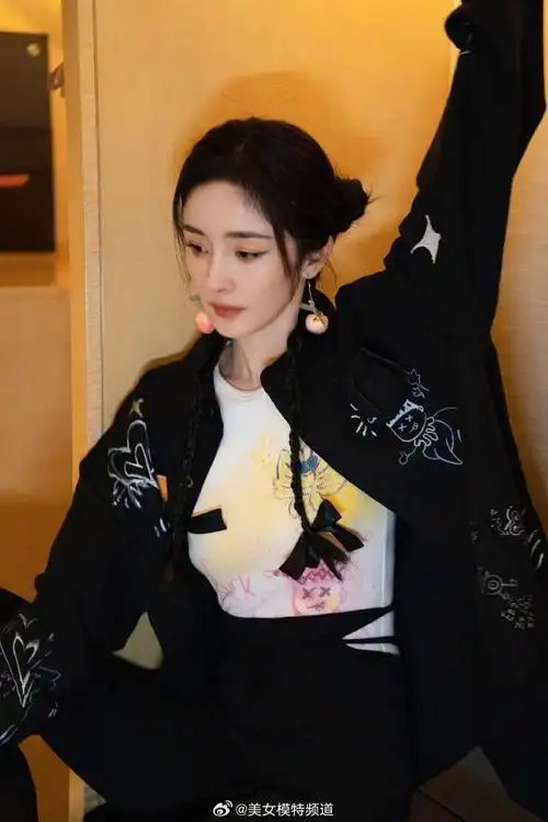 杨幂双丸子麻花辫造型俏皮可爱 白色涂鸦打底t恤童趣满满