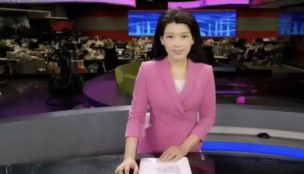 新闻主播卜凡,聊天直播被称"中年少女"|唱片|直播间|东方卫视|音乐