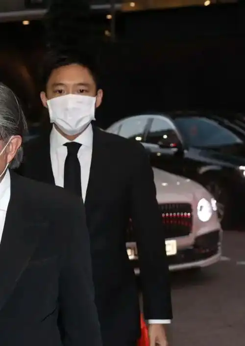 港媒拍图氛围满分霍启山成豪门第一帅却情断章子怡