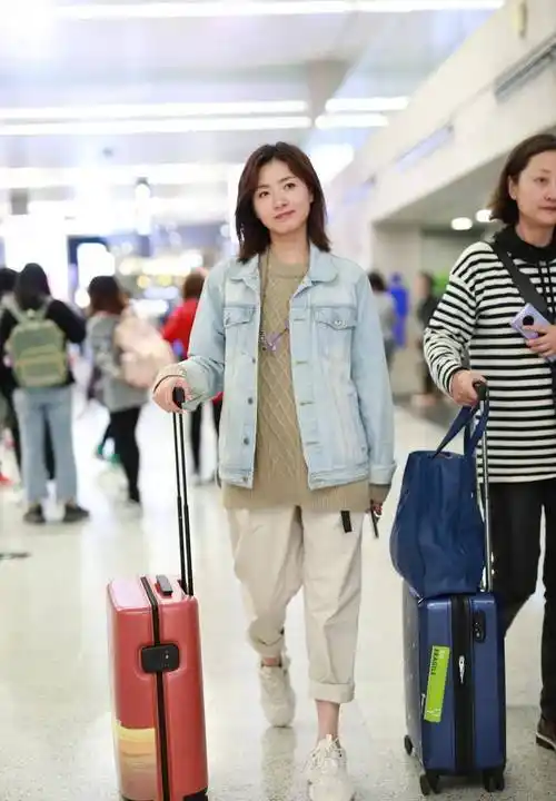 万茜机场造型太文艺,素颜下配眼镜,真是一点不像成年人_衣服_时尚