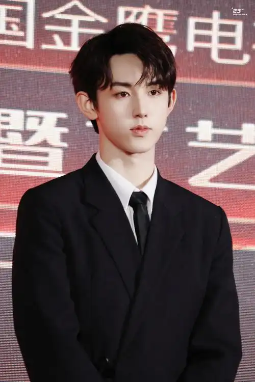 郭俊辰金鹰节黑色西装造型