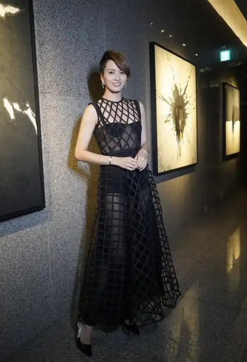 梁咏琪穿衣真"胆大",身穿一袭黑色镂空连衣裙亮相,性感优雅_腾讯新闻