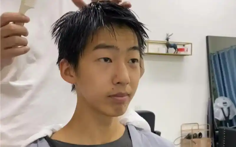 适合学生党的发型,17岁小奶狗弟弟发型改变是否成功?