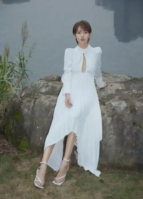 张嘉倪早餐要上千块脚上一双袜子就要600老公却经常出轨