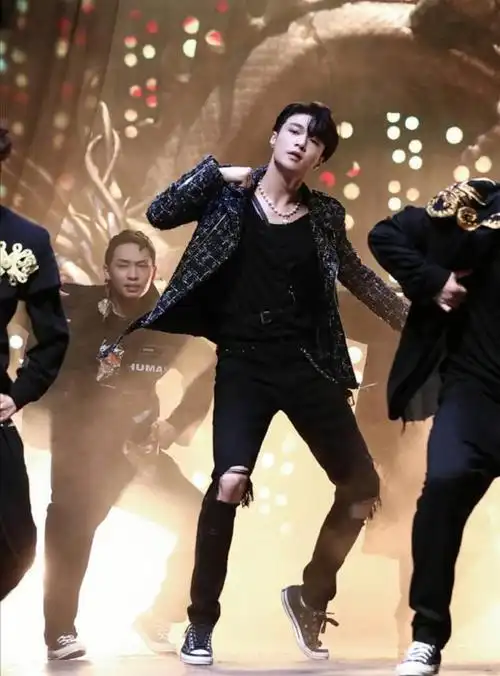 张艺兴街舞技能很赞,造型帅气满分,他这些穿搭潮流感十足