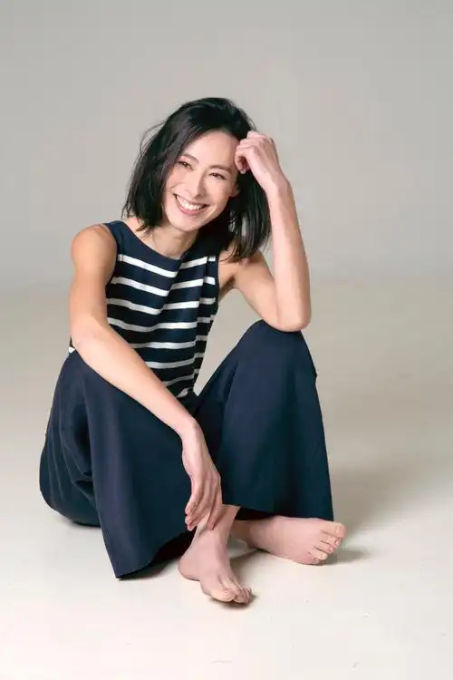 她16岁出道,17岁爆红,却未婚生三子被抛弃,今30岁却成了这样!_梁洛施