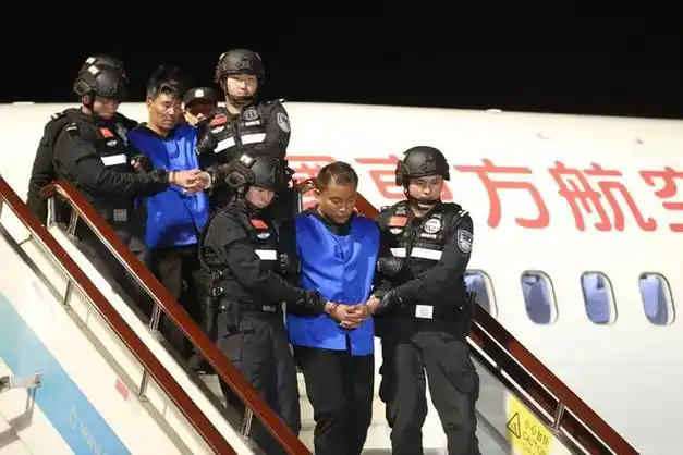 重大战果白所成等10名缅北重大犯罪嫌疑人被成功押解回国现场照片