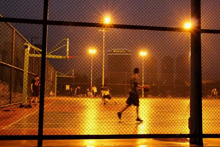 也不知道是什么时候建起来的篮球场,感觉年轻人就是大晚上都不怕蚊子